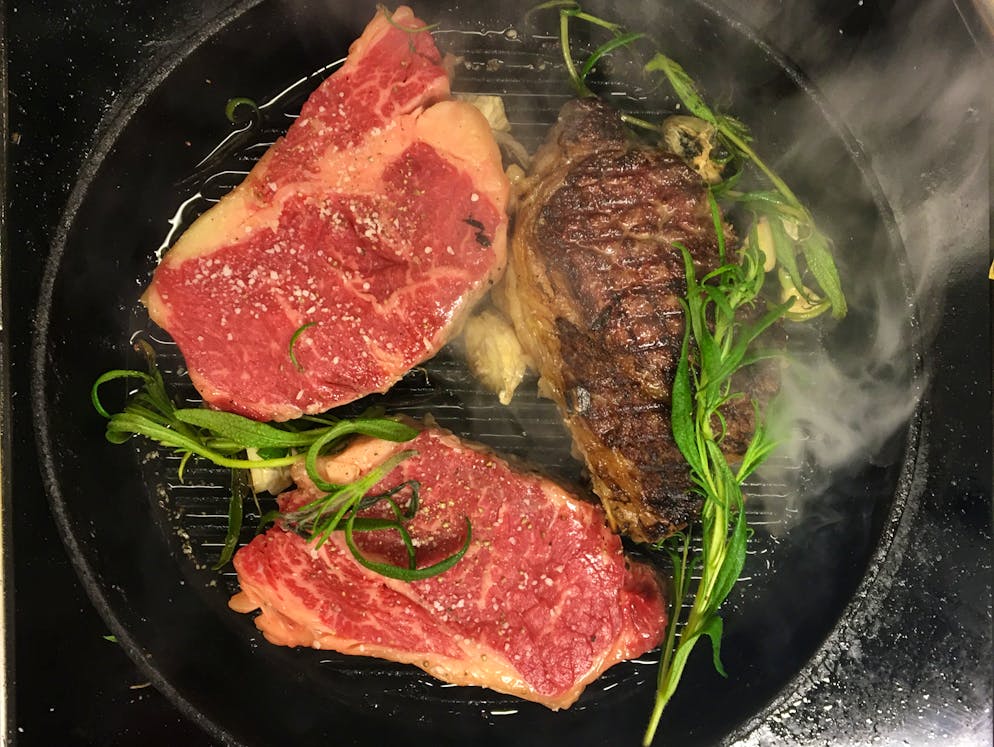 Das sind die 10 häufigsten Kochfehler. Aussen knusprig und innen zart, so mögen wir unsere Steaks am liebsten. Damit es gelingt muss die Pfanne aber richtig schön heiss sein.