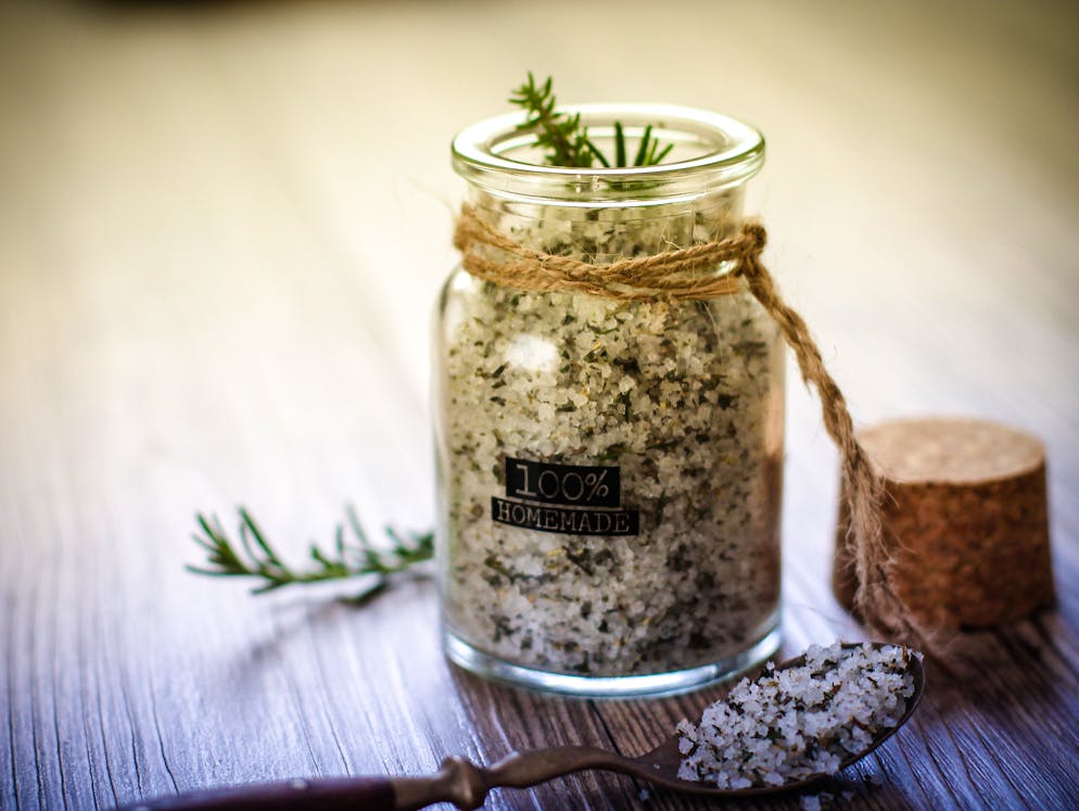 Das sind die 10 häufigsten Kochfehler. Oft würzen wir unsere Speisen zum Schluss und nehmen Kräutern und Gewürze die Möglichkeit, während des Kochens ihren vollen Geschmack zu entfalten. 