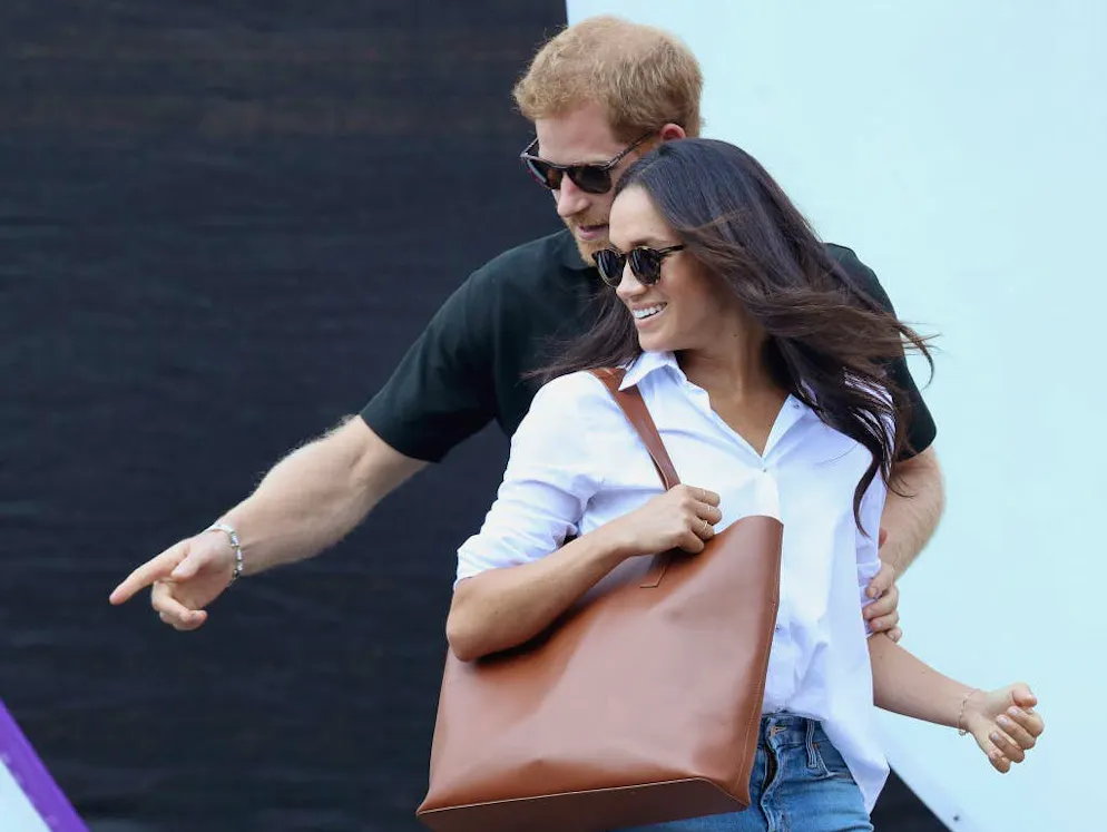 D'actrice à mariée royale: Meghan Markle. En 2016, l'officialisation de sa relation avec le prince Harry a propulsé Meghan Markle sur le devant de la scène du jour au lendemain. Le couple est apparu pour la première fois ensemble lors des Invictus Games de Toronto.