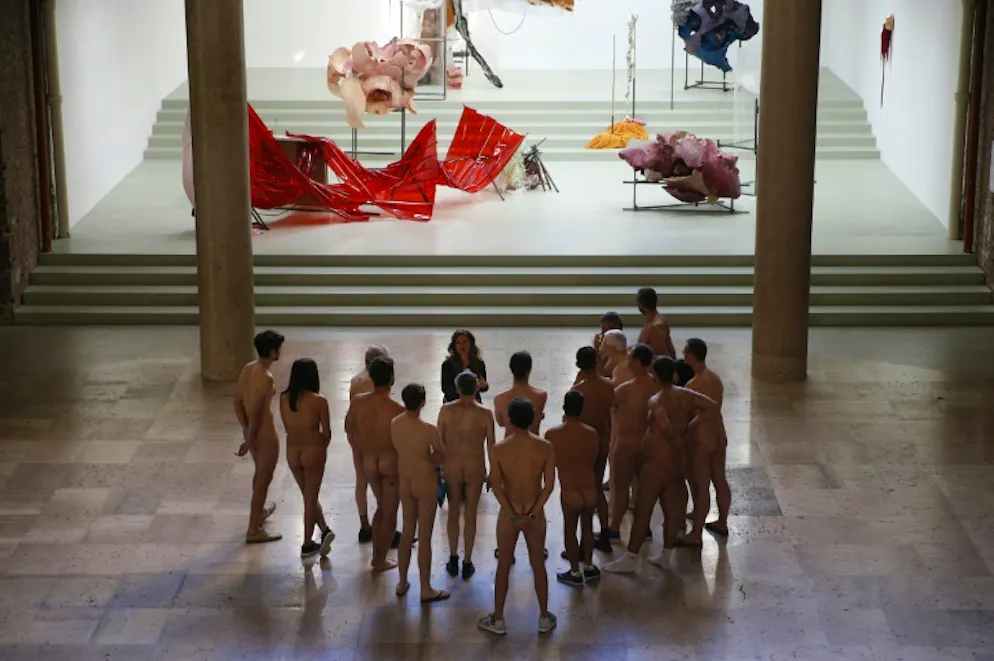Visite naturiste d'un musée parisien, un moment 