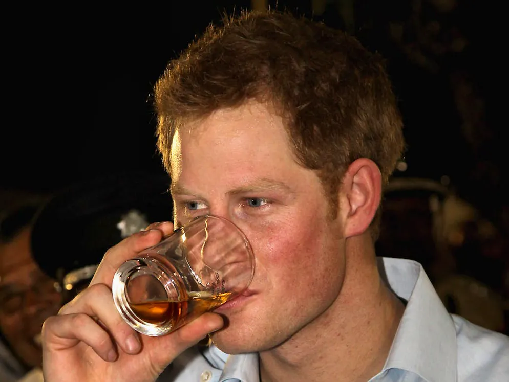 Il principe Harry, il bad boy di casa Windsor. Anche le sue serate alcoliche sono state largamente documentate dalla stampa britannica.