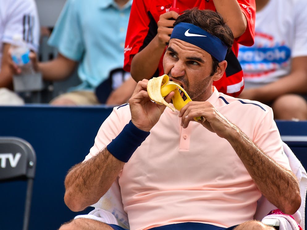 Während dem Match verschlingt Roger Federer gerne mal eine Banane.