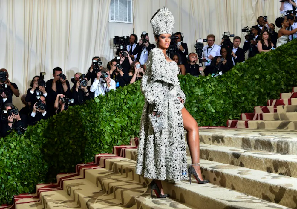 Dieu s'invite au gala du Met où les célébrités pullulent. La chanteuse Rihanna arrive au gala du Met, le 7 mai 2018 à New York