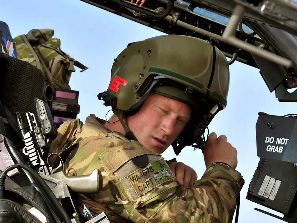 Il principe Harry, il bad boy di casa Windsor. Anche durante la sua formazione militare, il principe Harry si è di nuovo ritrovato sulle prime pagine dei giornali dopo aver paragonato i tiri effettuati dal suo elicottero a scenari da videogioco.