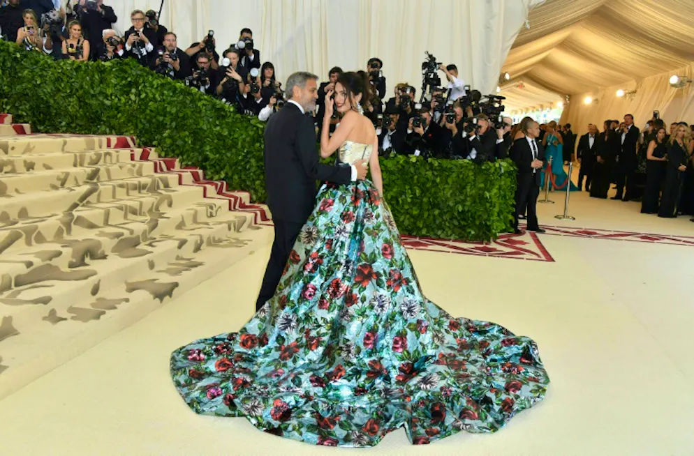 Dieu s'invite au gala du Met où les célébrités pullulent. Amal Clooney et son mari l'acteur George Clooney arrivent au gala du Met, le 7 mai 2018 à New York