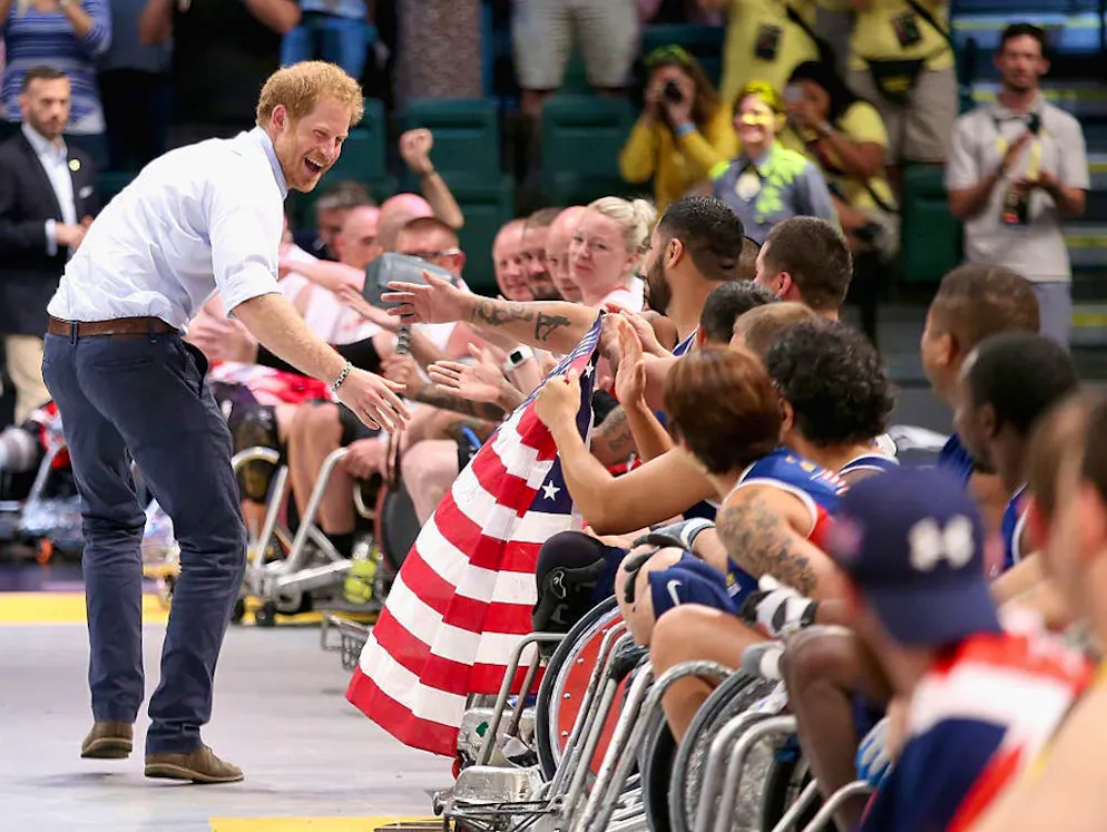 Il principe Harry, il bad boy di casa Windsor. L'ex soldato è particolarmente impegnato nell'organizzazione degli Invictus Games, che ha creato nel 2014. Questi giochi permettono agli invalidi di guerra di misurarsi gli uni contro gli altri nel quadro di competizioni sportive.
