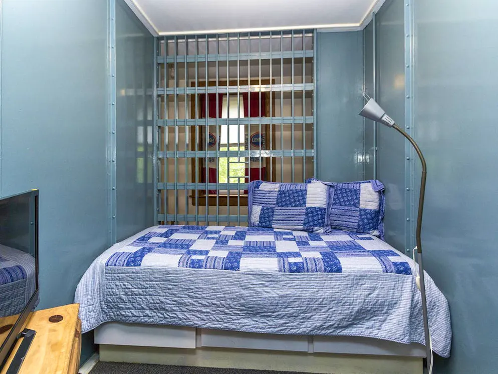 Una prigione in vendita. Sono ormai 26 anni che l'ex prigione è stata trasformata in un albergo, che consente a coloro che lo desiderano di soggiornare dietro le sbarre.