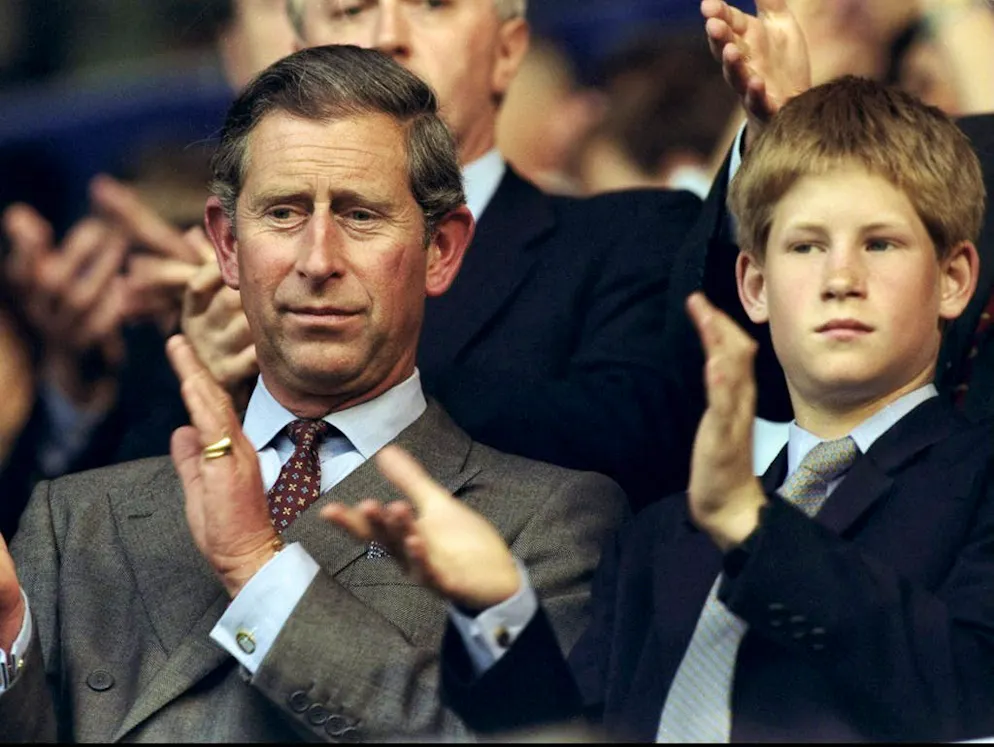 Il principe Harry, il bad boy di casa Windsor. Come figlio dell'erede al trono britannico, Harry è cresciuto sotto alle luci dei riflettori– condizioni ben lontane dall'essere ideali per vivere un'infanzia serena.