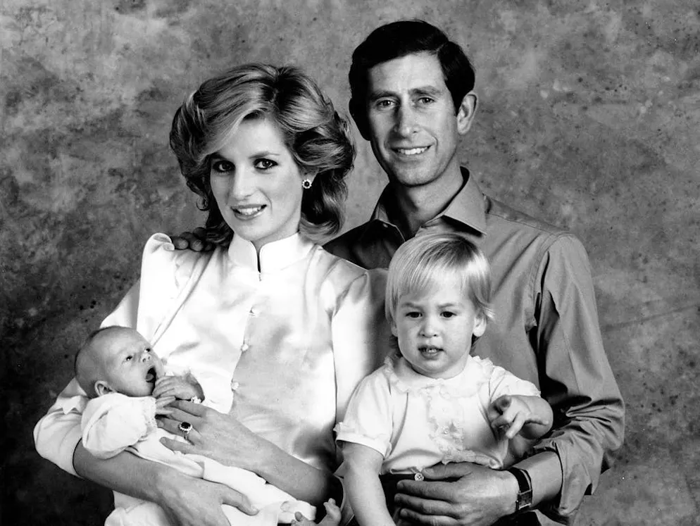 Il principe Harry, il bad boy di casa Windsor. Quando il principe Harry, il cui nome completo è Henry Charles Albert David di Galles, è venuto al mondo il 15 settembre 1984, il matrimonio dei suoi genitori, il principe Carlo e la principessa Diana, era già in crisi. I due hanno finito per divorziare nel 1996.