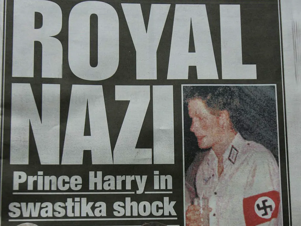 Il principe Harry, il bad boy di casa Windsor. Nel 2005, ha fatto scandalo presentandosi a una serata in costume vestito con una uniforme nazista.