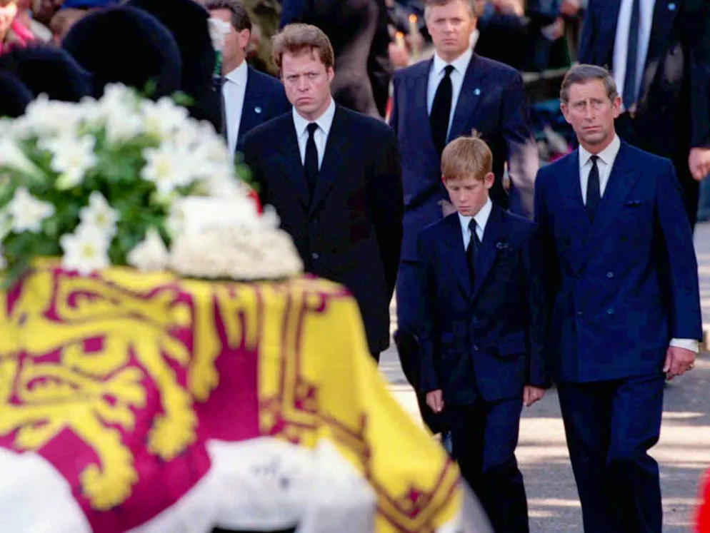 Il principe Harry, il bad boy di casa Windsor. Il 31 agosto 1997, il principe Harry ha subito una pesante perdita che ha cambiato per sempre la sua vita: sua madre Diana ha perso la vita in un incidente stradale a Parigi.