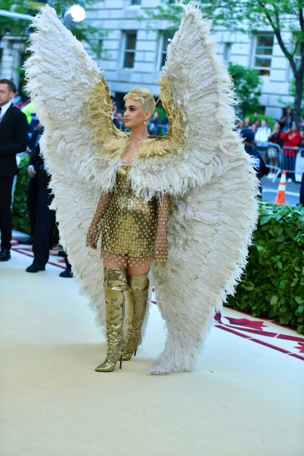 Dieu s'invite au gala du Met où les célébrités pullulent. Katy Perry, habillée en ange, arrive au gala du Met, le 7 mai 2018 à New York