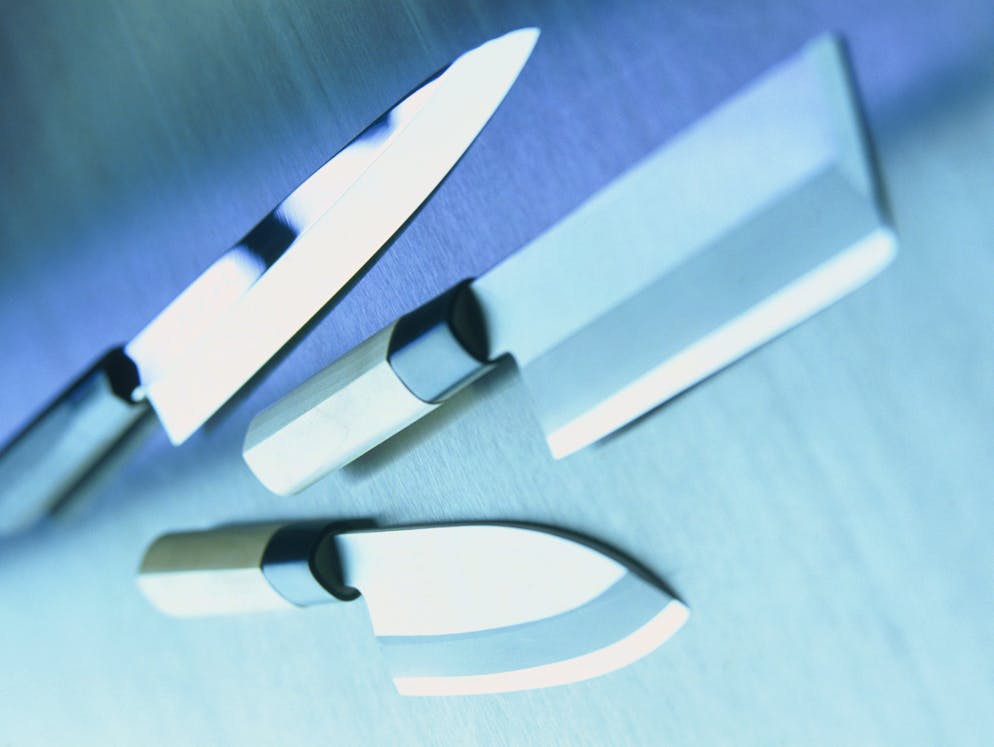 Das sind die 10 häufigsten Kochfehler. Japanische Kochmesser gehören zu den beliebtesten Accessoires von Profis und ambitionierten Hobbyköchen. Nicht ganz preisgünstig aber lohnenswert ist die Anschaffung eines Santoku-Messers. Das breite Messer eignet sich für Fisch, Fleisch und Gemüse gleichermassen.
