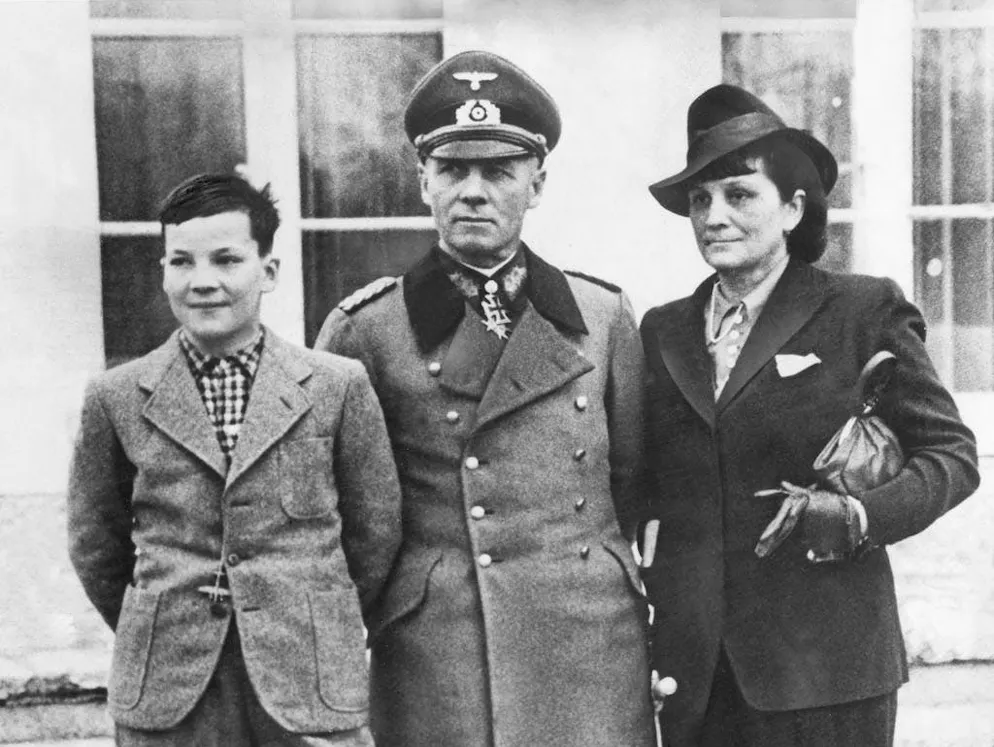 Rommel, le Renard du Desert. Rommel nie toute implication dans la tentative d’assassinat d’Hitler jusqu’au bout, mais il accepte finalement de se suicider sous la contrainte. Après la conversation, il dit au revoir à sa femme Lucie-Maria et à son fils Manfred, futur maire de Stuttgart, également présent. Puis il part avec les deux généraux dans la voiture.