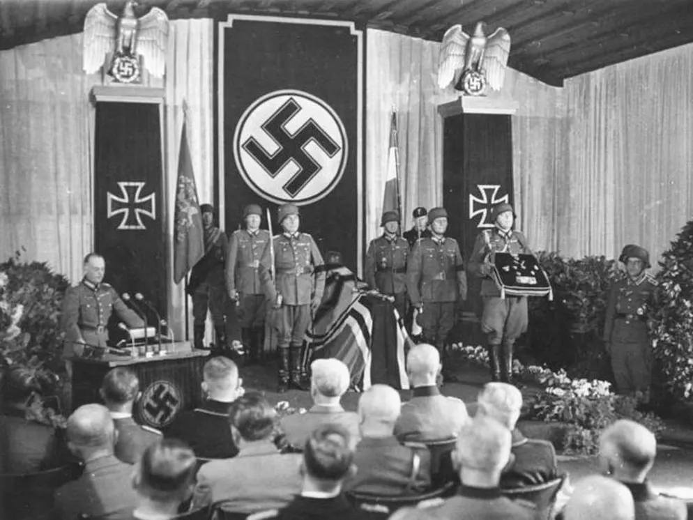 Rommel, le Renard du Desert. Hitler fit donner à Rommel des funérailles nationales. Ses obsèques se sont déroulées le 18 octobre 1944 à l’hôtel de ville d’Ulm. L’éloge funèbre a été prononcé par le feld-maréchal Gerd von Rundstedt. Hitler fit envoyer une énorme couronne (à droite de la photo).