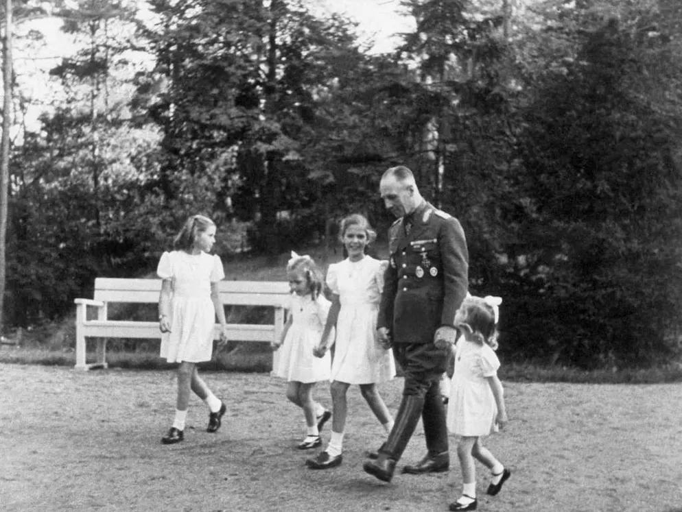 Rommel, le Renard du Desert. Erwin Rommel en 1943 avec les enfants de Joseph Goebbels, proche confident d’Hitler et ministre du Reich à l’éducation du peuple et à la propagande. Pendant le Troisième Reich, Goebbels a fait de l’ambitieux Rommel un véritable héros national.