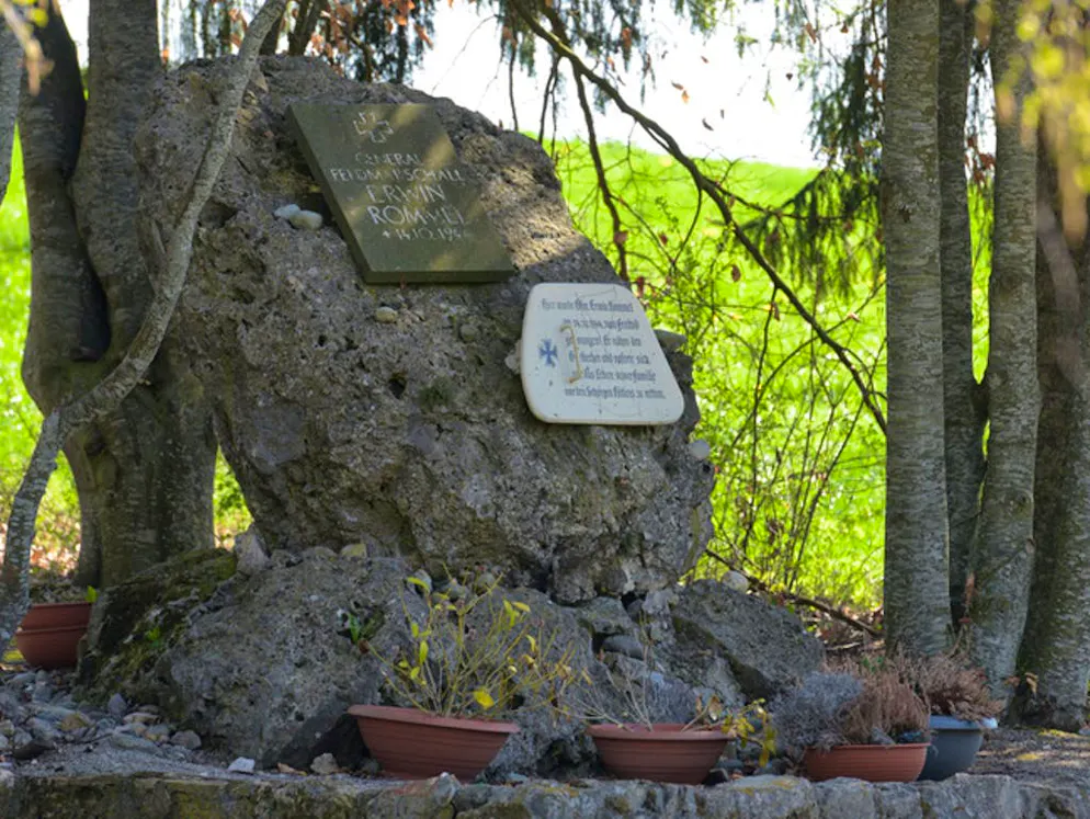 Rommel, le Renard du Desert. La Mercedes s’arrête peu après la sortie du village d’Herrlingen. Une fois les généraux et le chauffeur descendus du véhicule, Rommel avale le poison et s’effondre peu de temps après.