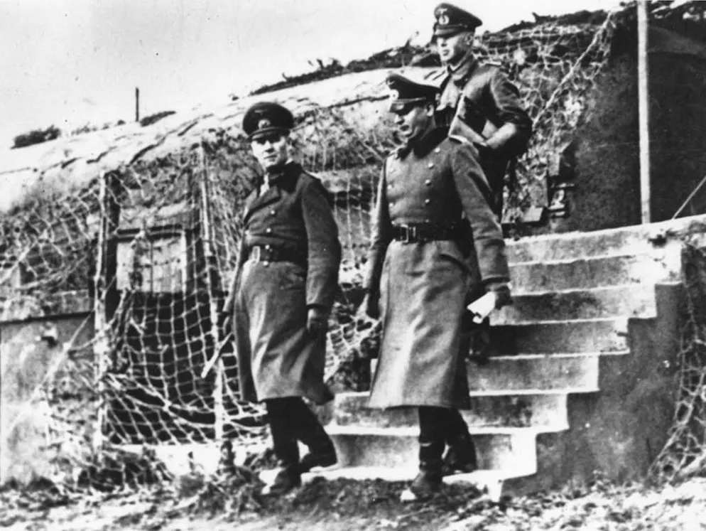 Rommel, le Renard du Desert. La délégation de Berlin est venue reprocher à Rommel d’être impliqué dans la conspiration contre Hitler, et d’avoir eu connaissance de la tentative d’assassinat du 20 juillet 1944. Le général Burgdorf rapporte des déclarations de conspirateurs selon lesquelles Rommel est entré en résistance lors de sa dernière affectation sur le mur de l’Atlantique en France (photo).