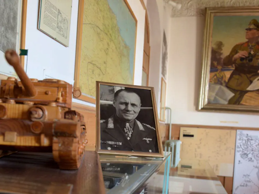 Rommel, le Renard du Desert. Dans le musée consacré à Rommel à Herrlingen près d’Ulm, des portraits du maréchal côtoient une maquette en bois de char d’assaut offerte par des anciens combattants britanniques en Afrique. On y trouve un ramassis d’objets de dévotion, mais aussi des lettres et des documents du plus grand intérêt sur le plan historique et militaire. En octobre 1943, la famille Rommel avait quitté Wiener-Neustadt pour s’installer dans ce petit village à l’ouest d’Ulm.