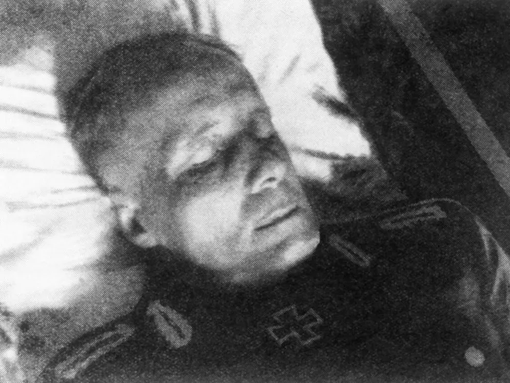 Rommel, le Renard du Desert. Rommel est conduit dans un hôpital d’Ulm, où les médecins attestent qu’il a succombé à une crise cardiaque. Officiellement, le feld-maréchal est mort suite à un accident de voiture.