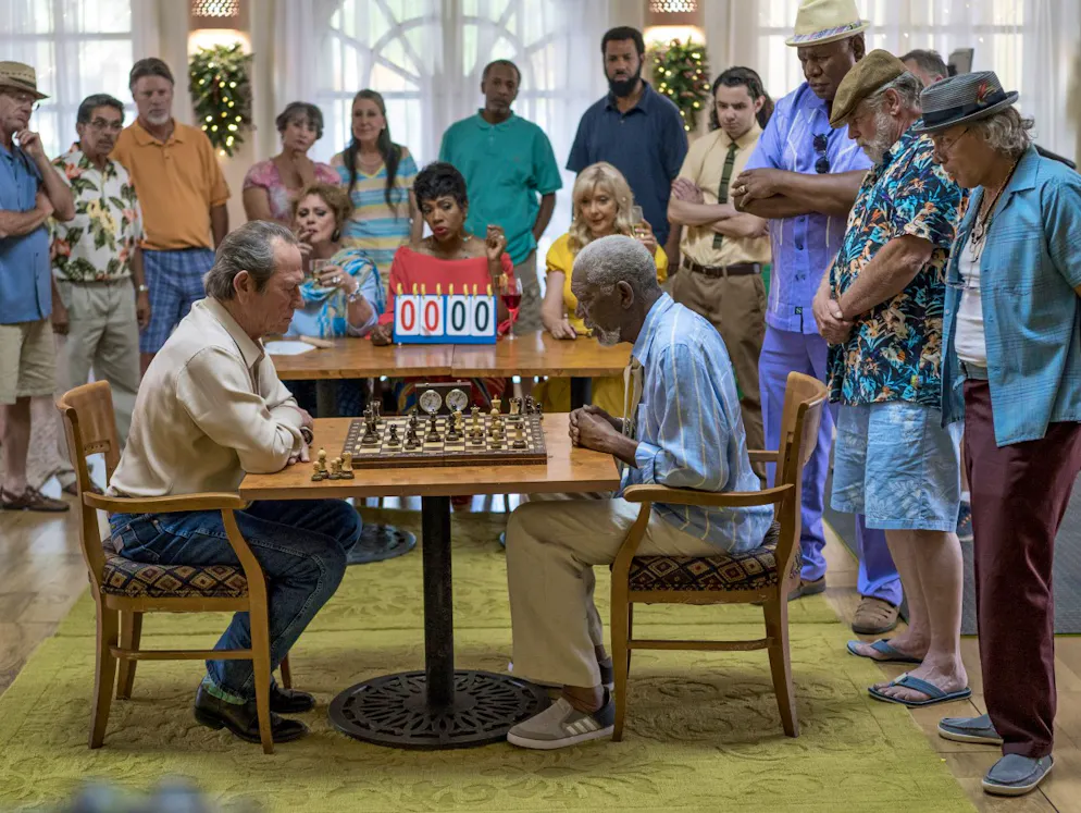 Die Kino-Highlights im Juni. Leo (Tommy Lee Jones, links) zieht im Resort ein und will Duke (Morgan Freeman) die Rolle des Alphatiers streitig machen.