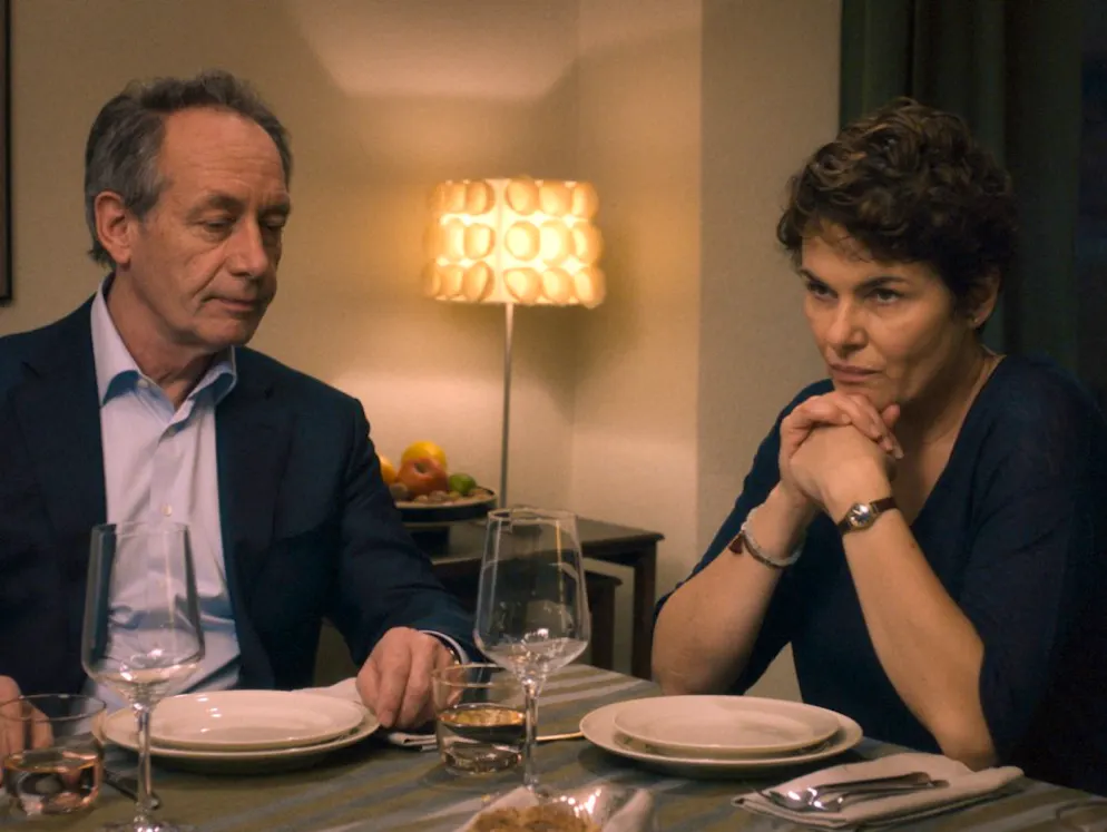 Die Kino-Highlights im Juni. Meredith (Barbara Auer) wird klar, das nur ihr Mann André (Robert Hunger-Bühler) sie angesteckt haben kann.