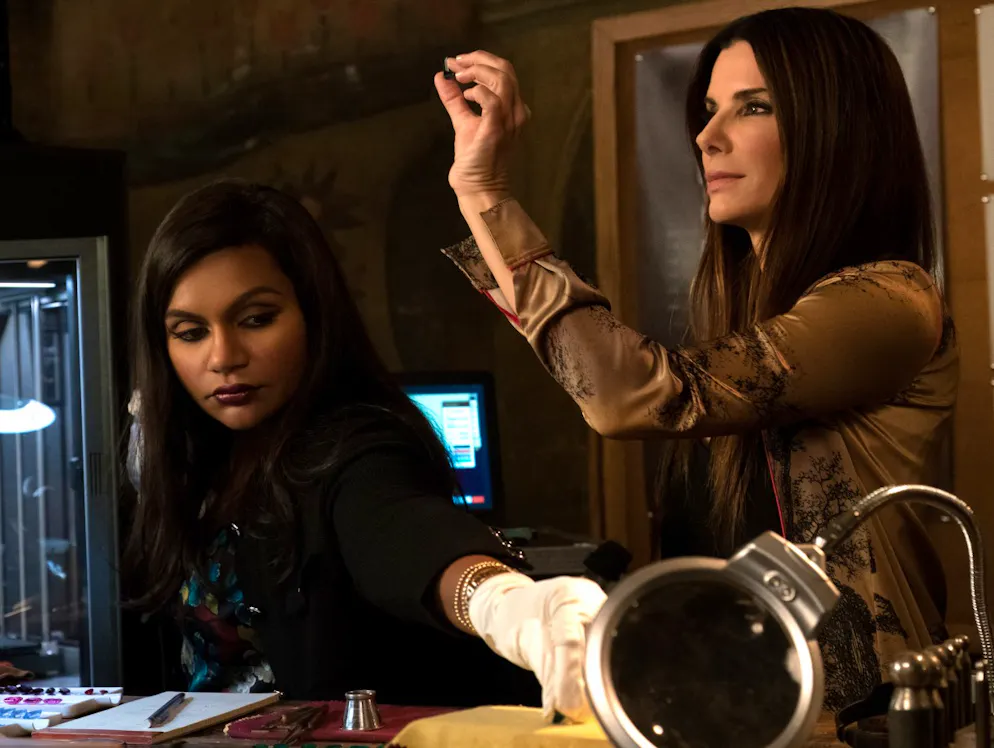 Die Kino-Highlights im Juni. Debbie Ocean (Sandra Bullock, rechts) will sich ein Diamant-Collier angeln, das am Hals einer Schauspielerin hängt.