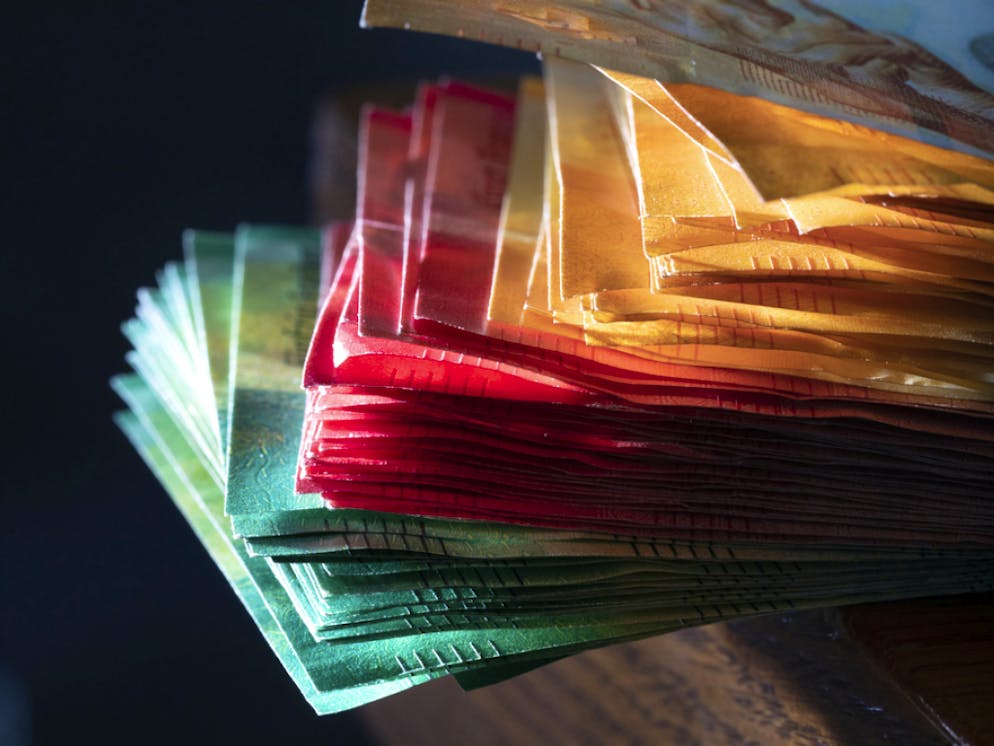 Auf die "Herstellung" der Banknoten hat die SNB ein Monopol. Bargeld stellt aber nur ein Zehntel des vorhandenen Geldes dar. Den grossen Rest gibt es nur als Buchgeld. Die Initianten verlangten vergeblich, dass nur noch die SNB Geld erschaffen darf - als Münzen, Noten oder elektronisches Buchgeld.