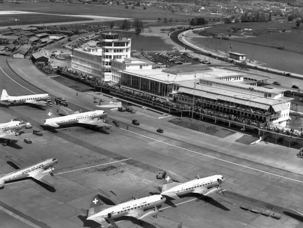L’aéroport de Zurich a été inauguré il y a 70 ans. Depuis, l’aéroport de Zurich est régulièrement désigné meilleur aéroport d’Europe et le nombre de passagers ne cesse d’augmenter.