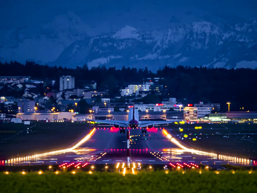 L’aéroport de Zurich a été inauguré il y a 70 ans. Propriétaire et exploitante des lieux, la Flughafen Zürich AG prévoit une augmentation considérable du nombre de passagers, qui passera de 29 millions aujourd’hui à 50 millions en 2030.