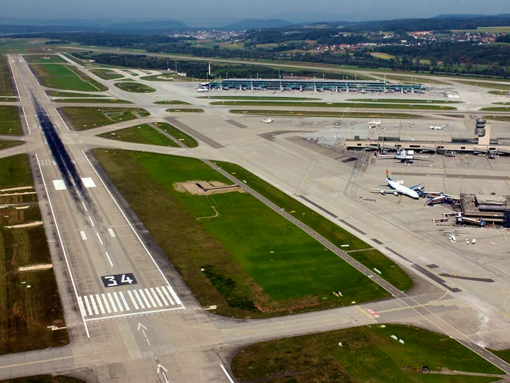 L’aéroport de Zurich a été inauguré il y a 70 ans. Une vue aérienne du plus grand aéroport de Suisse datant de 2004, avec le Dock Midfield, la tour de contrôle et quelques appareils. La piste 34, au premier plan, est utilisée pour les approches par le sud.