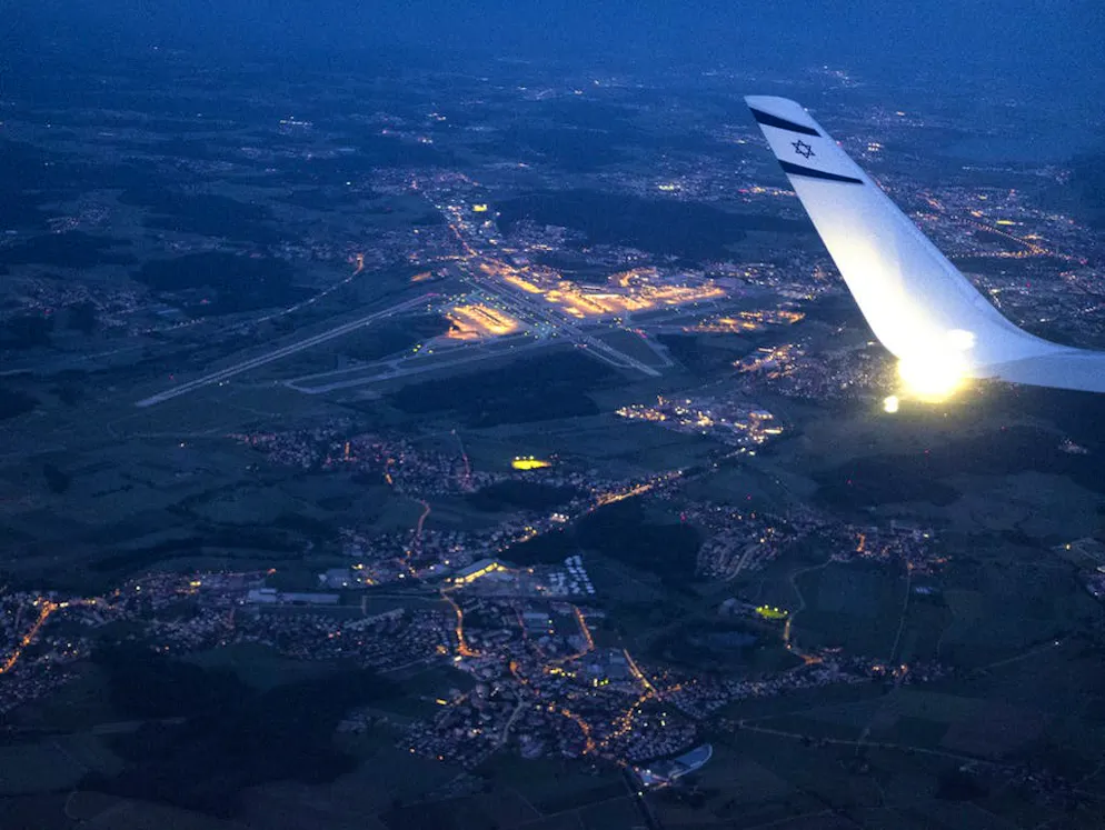 L’aéroport de Zurich a été inauguré il y a 70 ans. L’aile d’un avion de la compagnie aérienne israélienne El Al au-dessus de Zurich après son décollage pour Tel Aviv. En 2016, 178 destinations vers 65 pays ont été desservies au départ de Zurich.