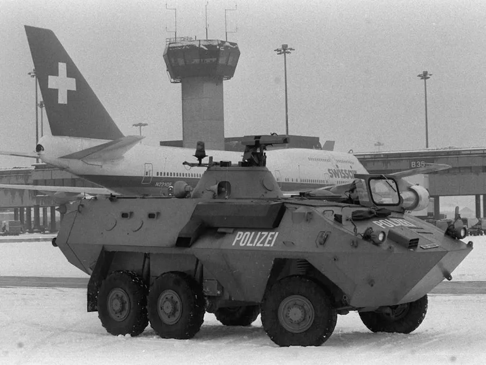 L’aéroport de Zurich a été inauguré il y a 70 ans. Un véhicule de combat de type «Piranha» de la police aéroportuaire sur la piste enneigée, photographié en février 1985. Les «Piranhas» peuvent être, par exemple, utilisés dans le cadre de détournements d’avions. L’aéroport de Zurich est l’un des aéroports les mieux sécurisés d’Europe.