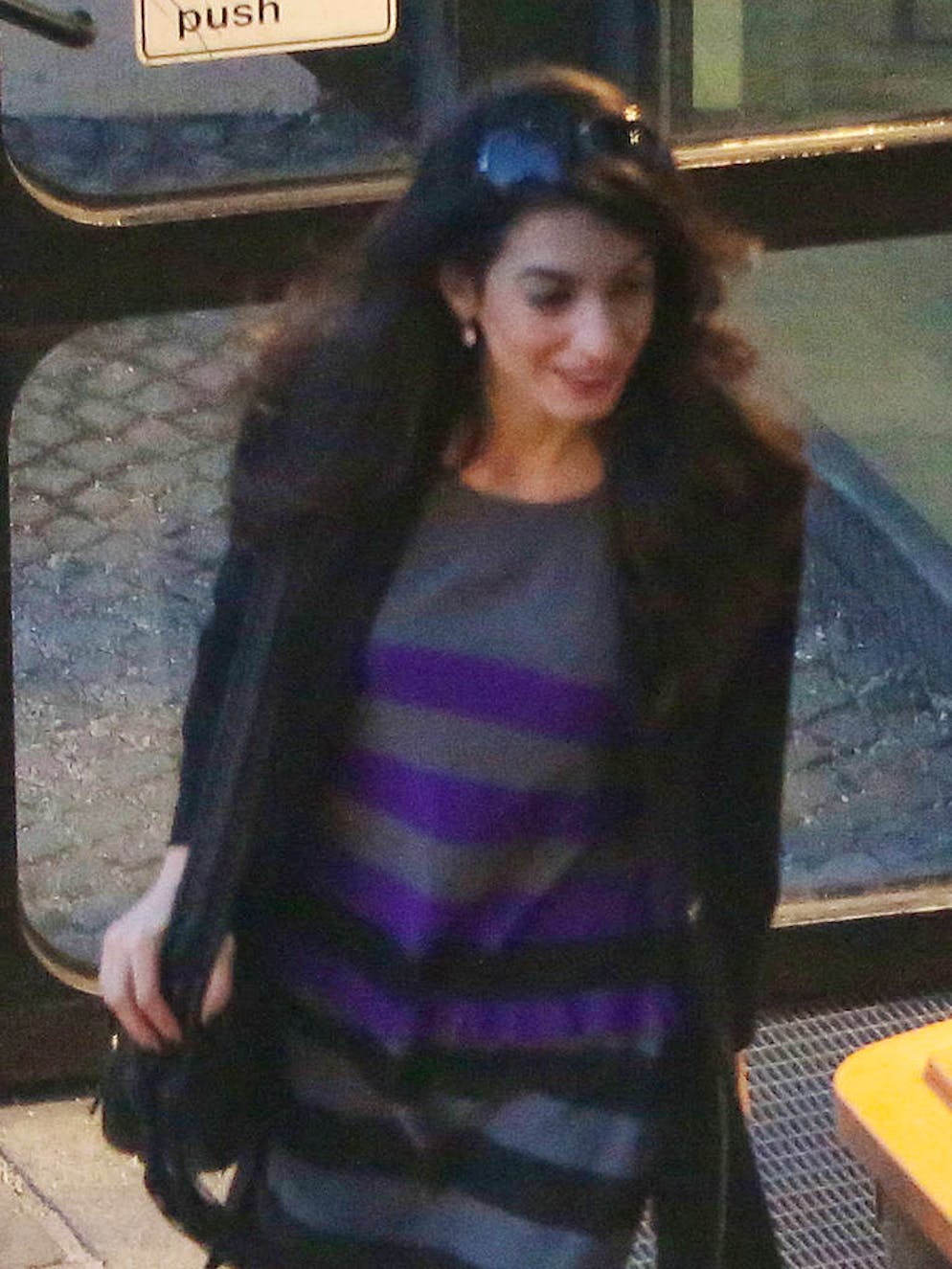 Amal Clooney en 11 looks. Pour prendre l'avion, Amal Clooney choisit le confort mais ne se départit pas de son chic naturel. La petite robe à rayures est un basique que nous devrions toutes avoir dans notre dressing.