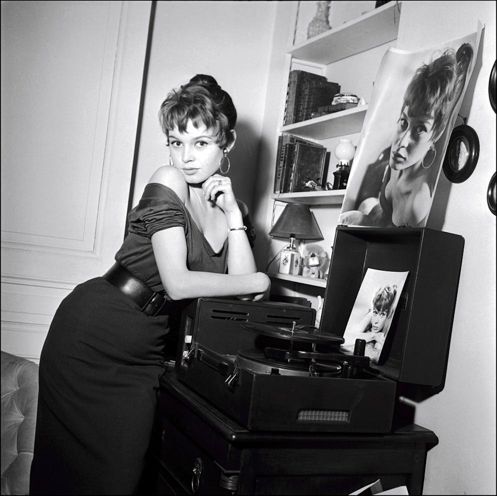 Le top Bardot. Brigitte Bardot chez elle à Paris en 1952.