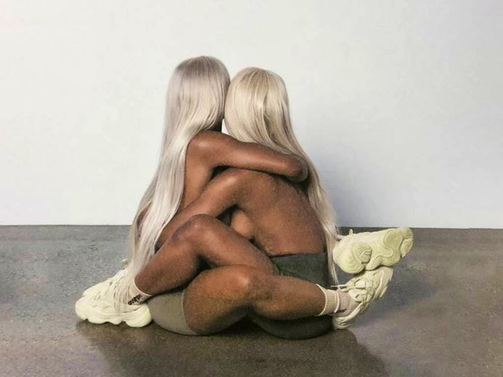 Spettacolo: Kanye West: campagna Yeezy con sosia di Kim | blue News