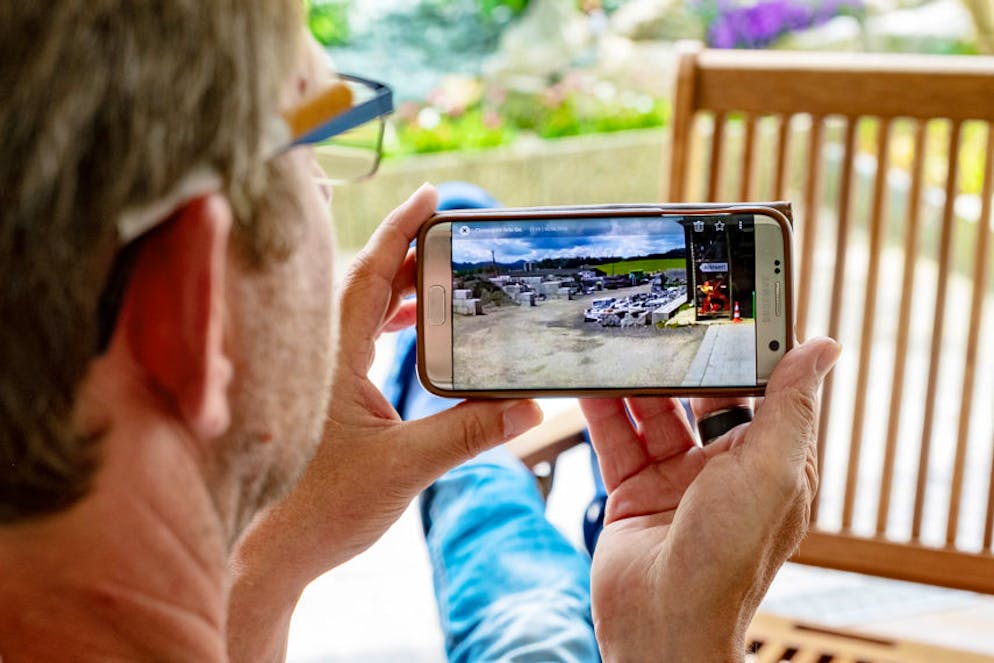 Die Bilder der Überwachungskamera lassen sich aus der Ferne auf dem Smartphone kontrollieren. 