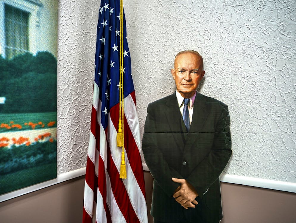 Die geheimen Atombunker der US-Regierung. Die Mitglieder des US-Repräsentantenhauses wären im Kalten Krieg in einem Bunker in West Virginia untergebracht worden, wo sie von einer Pappfigur des ehemaligen US-Präsideten Dwight D. Eisenhower empfangen  worden wären.