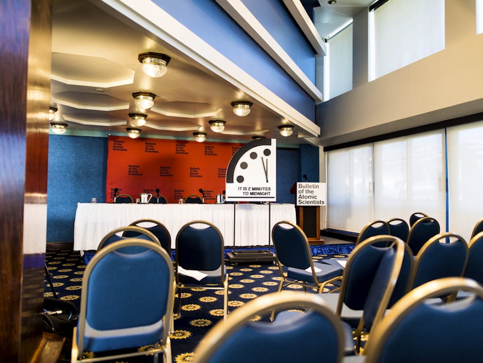 Die geheimen Atombunker der US-Regierung. Die «Doomsday Clock», die Weltuntergangsuhr, steht seit Januar auf zwei Minuten vor zwölf: Die Menschheit war seit 1953 nicht mehr so nah an einer globalen Katastrophe, wie Wissenschaftler erklärten. Ein wesentlicher Grund dafür seien die Drohungen des amtierenden US-Präsidenten Donald Trump, im Ernstfall auch Atomwaffen einzusetzen.