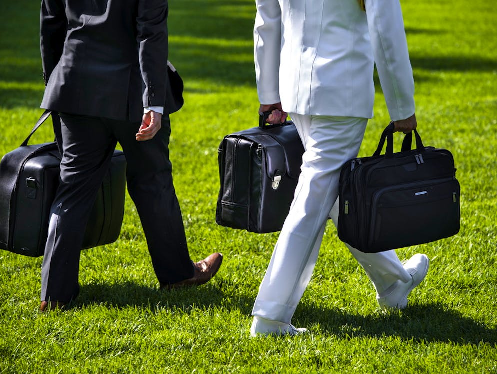 Die geheimen Atombunker der US-Regierung. Der US-Präsident (links) wird stets von einem Militär-Attaché begleitet, der den Atomkoffer (in der linken Hand) trägt. Darin enthalten sind die Atomcodes, ein Ordner mit strategischen Szenarien und eine Liste mit sicheren Bunkern für den Präsidenten.