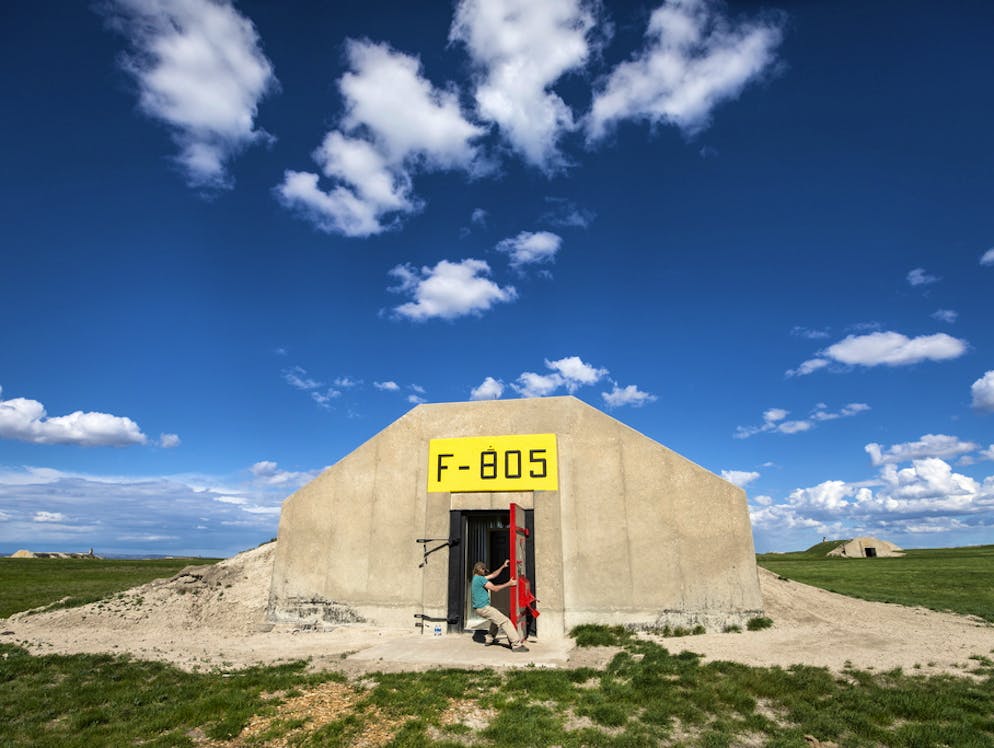 Die geheimen Atombunker der US-Regierung. Übrigens: Für umgerechnet 25'000 Franken können sich Normalsterbliche einen Platz in einem Bunker sichern und im Falle einer Katastrophe einziehen. 99 Jahre gilt der Mietvertrag zum Beispiel in einem ehemaligen Munitionsbunker der US-Armee in der Nähe von Edgemont, South Dakota: