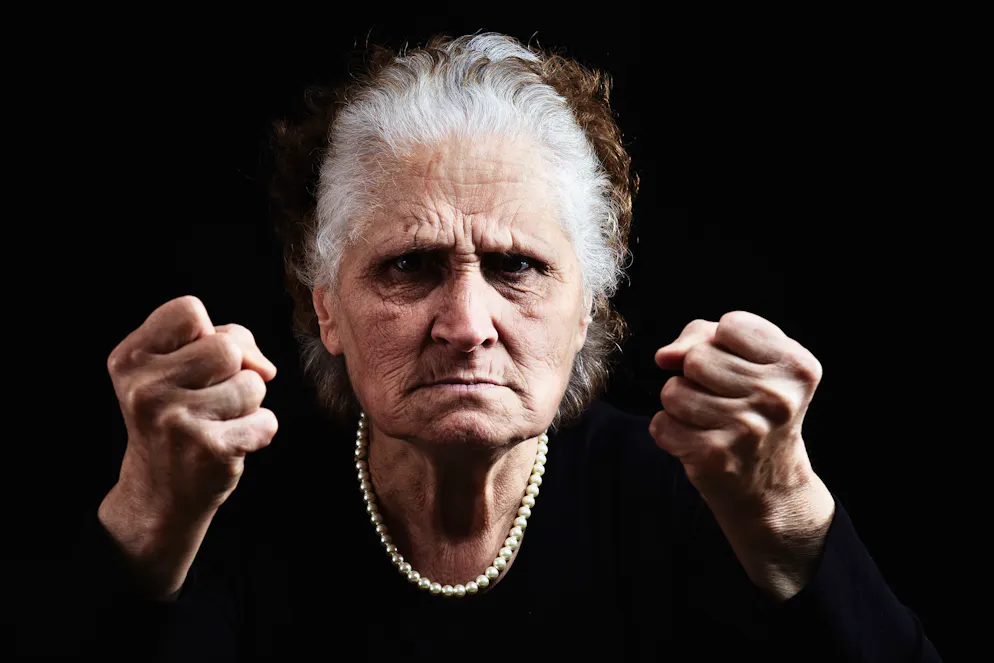 Kostenfaktor, Seuche oder Klotz am Bein, so betiteln Politik und Gesellschaft die alternden Mitmenschen. Deren Kaufkraft hingegen bleibt gern gesehen, am liebsten bis weit übers Rentenalter hinaus.