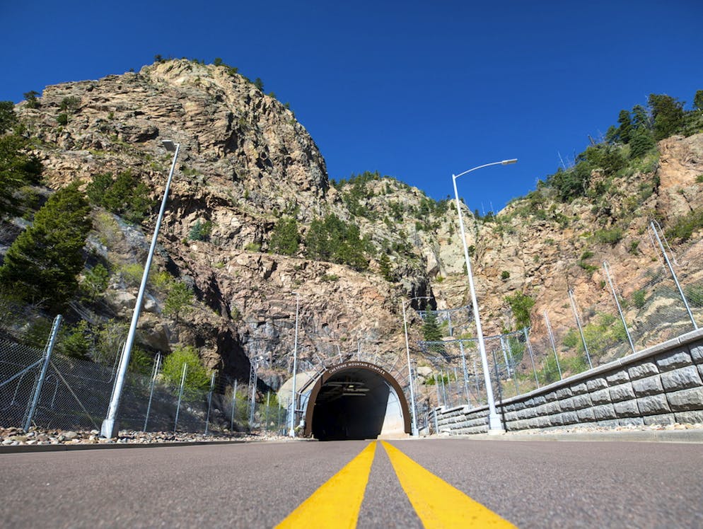 Die geheimen Atombunker der US-Regierung. Die Kommandozentrale der nationalen Luftverteidigung ist in einem Bunker in den Rocky Mountains untergebracht, der 30-Megatonnen-Atombomben, elektromagnetischen Schockwellen sowie Angriffen mit biologischen und chemischen Waffen standhalten soll.