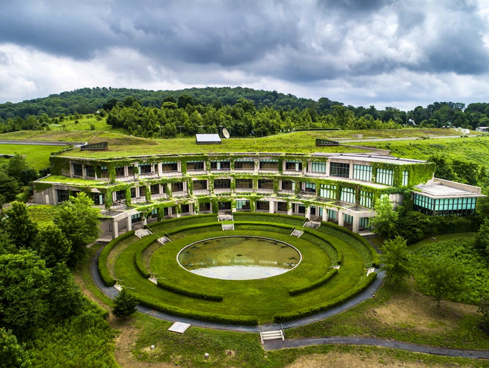 Die geheimen Atombunker der US-Regierung. Im ehemaligen Atombunker Mount Pony lagerte dier US-Notenbank heimlich Milliarden von US-Dollar ein, um das Land nach der Apokalypse mit Cash versorgen zu können. Die Anlage wurde 2007 in eine Lagerstätte für Film- und Audiodateien der Library of Congress umgewandelt.