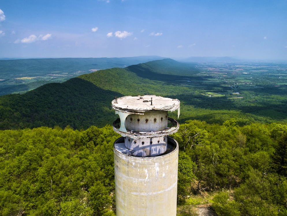 Die geheimen Atombunker der US-Regierung. Besonders verstärkte Mikrowellentürme wie hier in den Appalachen im US-Bundesstaat Pennsylvania sollten im Kalten Krieg die Kommunikation im Falle eines Nuklearangriffs sicherstellen.