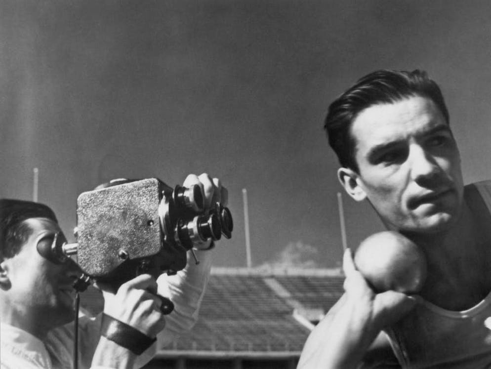 Leni Riefenstahl: le destin de la «réalisatrice d'Hitler». Le caméraman de Leni Riefenstahl au plus près de l'athlète Erwin Huber, 1936.