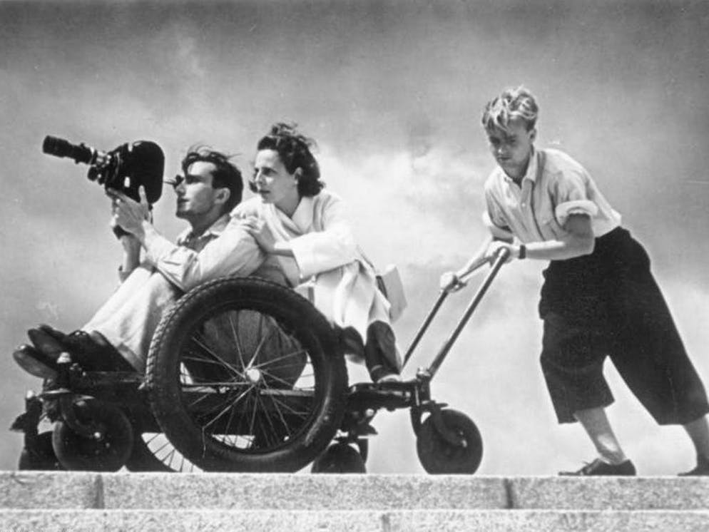 Leni Riefenstahl: le destin de la «réalisatrice d'Hitler». Leni Riefenstahl se tient derrière Walter Frentz, une caméra à la main, durant le tournage des «Dieux du stade» en août 1936.