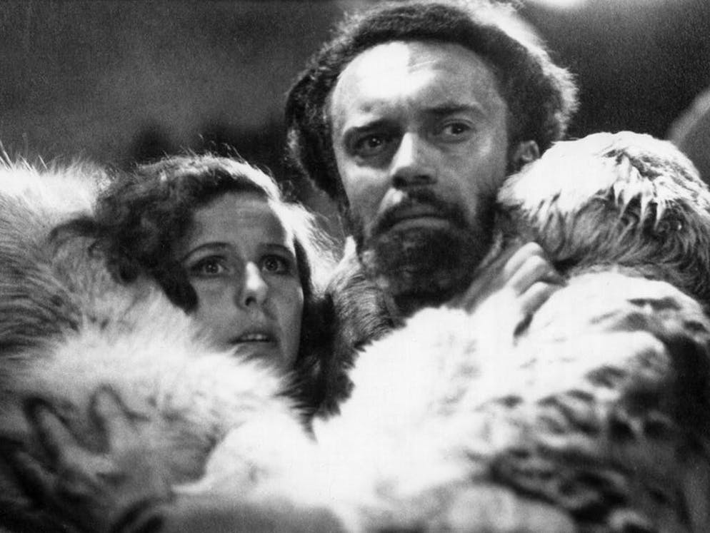 Leni Riefenstahl: le destin de la «réalisatrice d'Hitler». C'est Hollywood, et plus précisément le fondateur des studios Universal, qui investira un million de reichsmarks dans le premier film germano-américain. Le projet de film alors le plus cher de l'histoire est considéré comme risqué. Fanck se montre sûr de lui – mais comme annoncé, il ne tournera les premières scènes depuis un iceberg que dix jours après son arrivée.