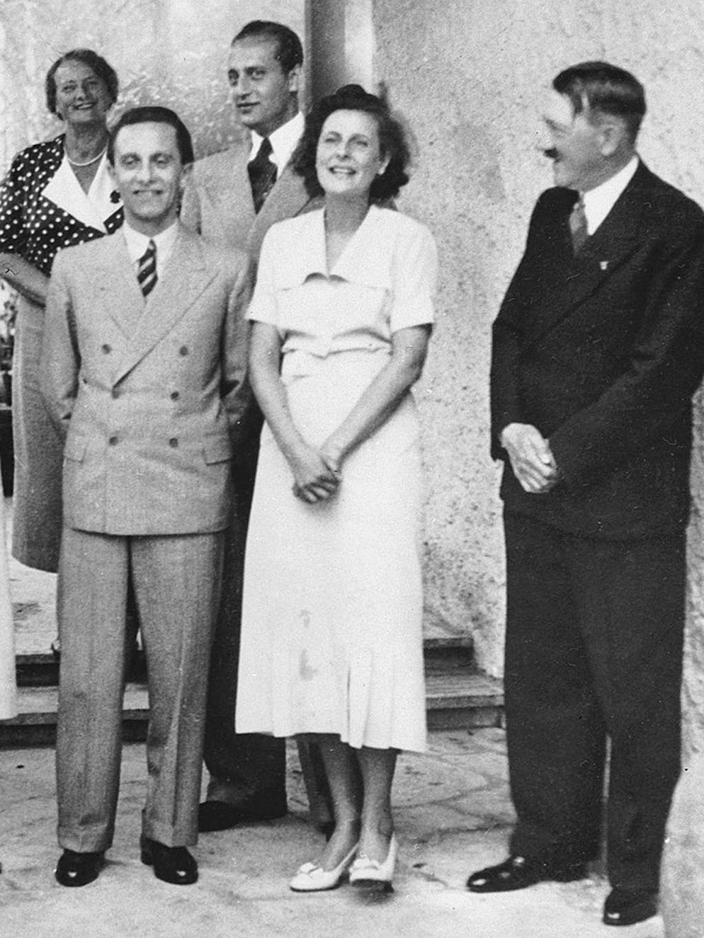 Leni Riefenstahl: le destin de la «réalisatrice d'Hitler». … sous la pression du ministre de la Propagande Joseph Goebbels (à gauche) — ici avec Leni Riefenstahl (au centre) et Adolf Hitler, 1938.