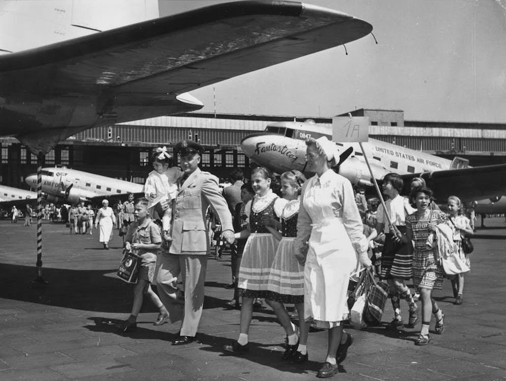 Blocco di Berlino: 70 anni fa, i «Rosinenbomber» sorvolavano la città. Nel corso dei viaggi di ritorno, gli apparecchi inglesi portavano indietro bambini malati, che venivano curati nella Germania occidentale.